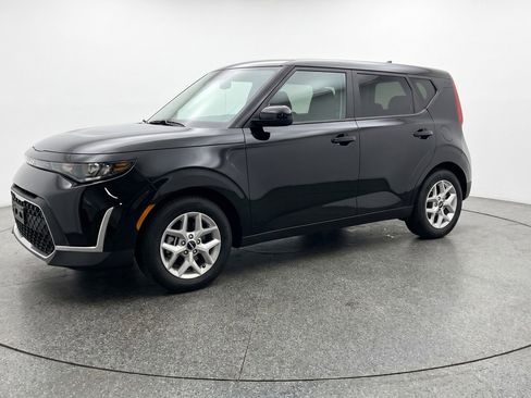 Used 2025 Kia Soul LX w/ LX Technology Package image 3