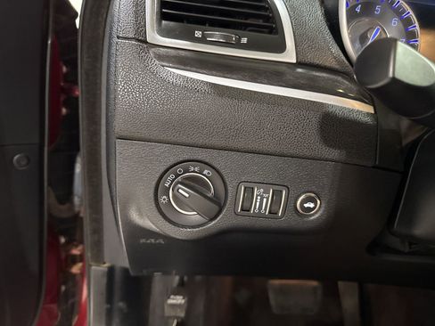 Used 2017 Chrysler 300 Limited image 15