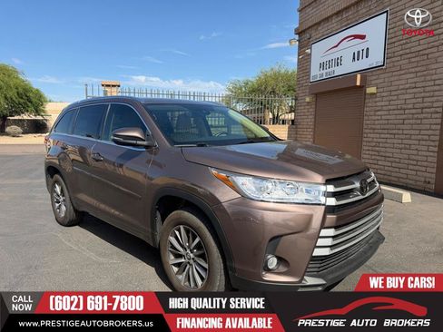Used 2017 Toyota Highlander XLE FWD image 1