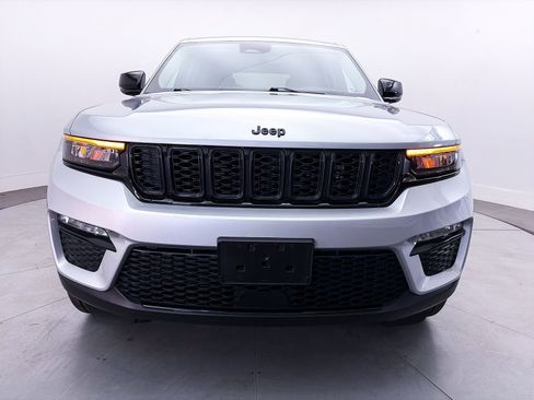 Used 2023 Jeep Grand Cherokee Limited w/ Black Appearance Package AWD/4WD image 10