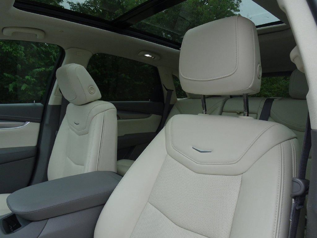 Certified 2022 Cadillac XT5 Premium Luxury FWD image 9