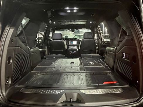 Used 2022 GMC Yukon Denali w/ Denali Premium Package image 12