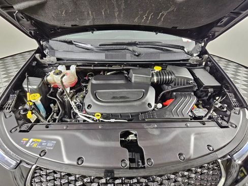 Used 2025 Chrysler Pacifica Select image 9