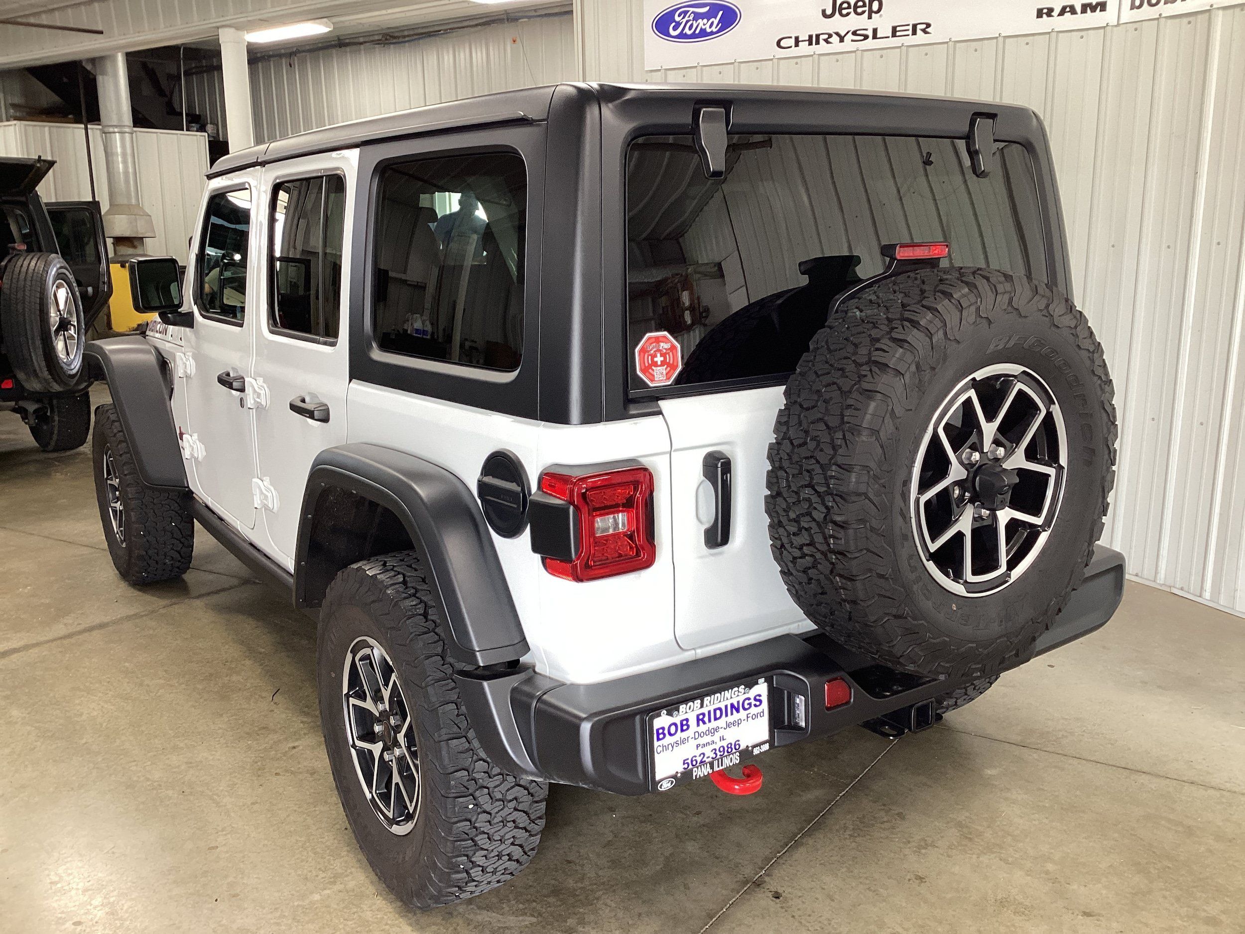 Used 2025 Jeep Wrangler Unlimited Rubicon w/ Convenience Group AWD/4WD image 3