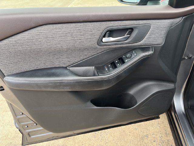 Used 2021 Nissan Rogue SV AWD/4WD image 11