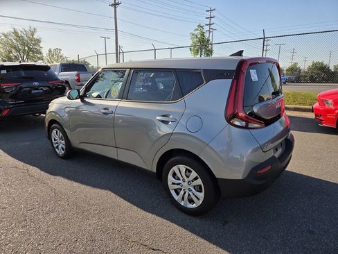Used 2022 Kia Soul LX image 6