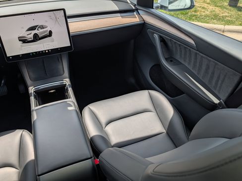 Used 2024 Tesla Model Y Long Range AWD/4WD image 11