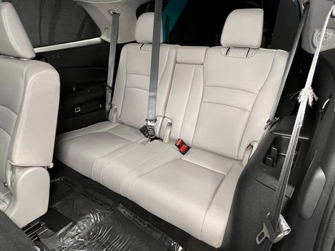 Used 2022 Honda Pilot Touring image 17