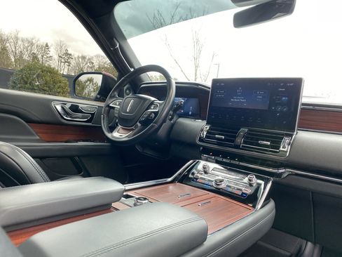 Used 2024 Lincoln Navigator L 4WD image 6