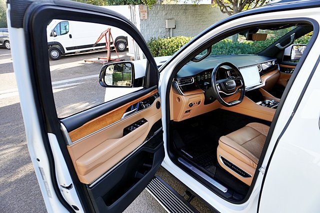 Used 2022 Jeep Grand Wagoneer Series III AWD/4WD image 52