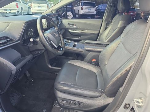 Certified 2022 Toyota Sienna XLE Woodland Edition image 17