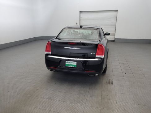 Used 2019 Chrysler 300 Touring RWD image 7