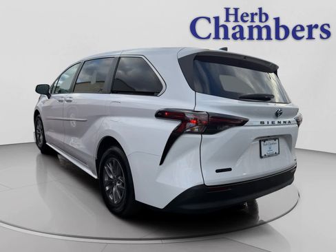 Used 2023 Toyota Sienna LE image 3