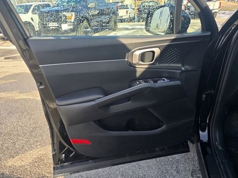 Used 2025 Kia Sorento S image 9