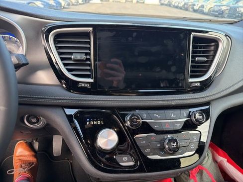 Used 2026 Chrysler Pacifica Select image 8