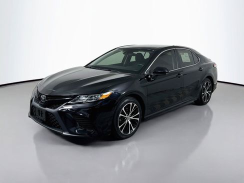 Used 2020 Toyota Camry SE FWD image 1