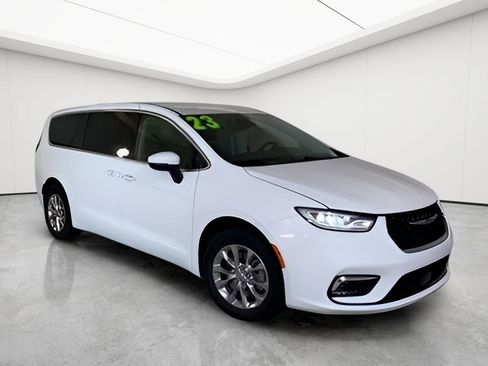 Used 2023 Chrysler Pacifica Touring-L AWD/4WD image 6