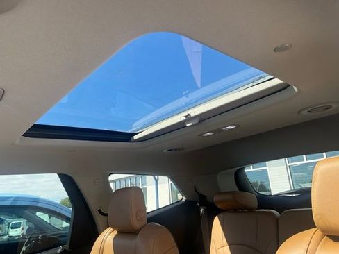 Used 2018 Buick Enclave Essence AWD/4WD image 11