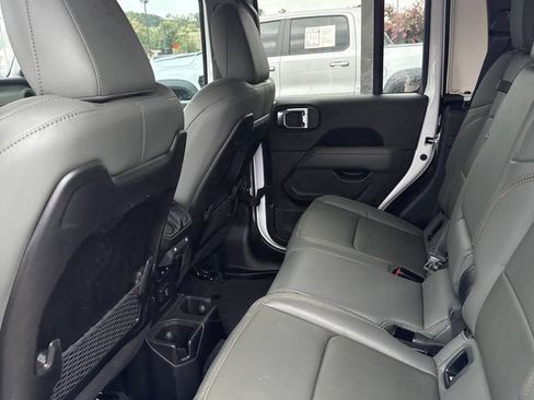 Used 2025 Jeep Gladiator Mojave w/ Convenience Group AWD/4WD image 13