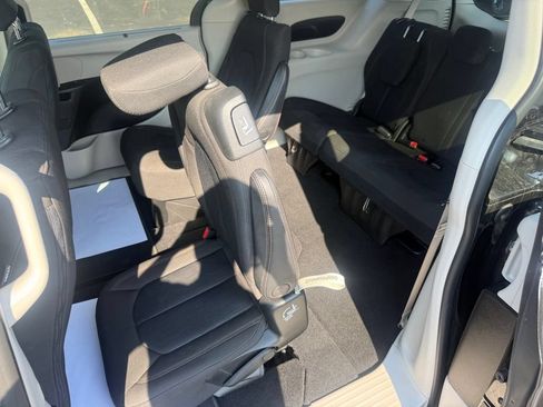 Used 2020 Chrysler Pacifica Touring w/ Advanced Safetytec Group FWD image 33