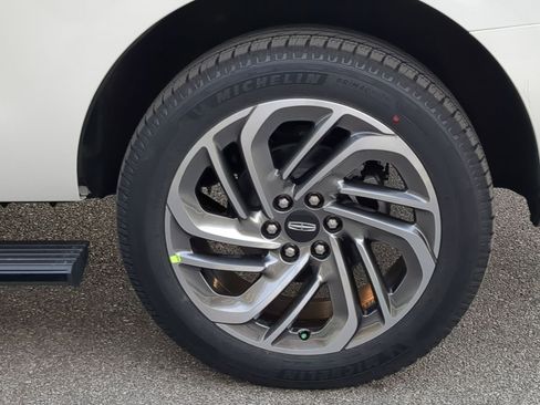 New 2025 Lincoln Navigator Reserve image 9