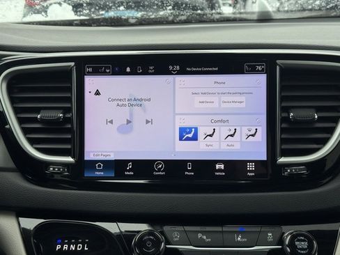 Used 2024 Chrysler Pacifica Touring-L image 3