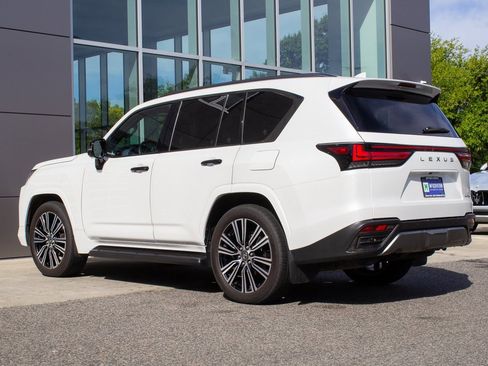 Used 2024 Lexus LX 600 4WD w/ Luxury Package image 8