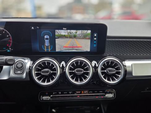 Used 2025 Mercedes-Benz GLB 250 4MATIC image 17