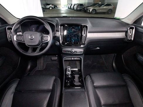 Certified 2025 Volvo XC40 B5 Core w/ Climate Package AWD/4WD image 8