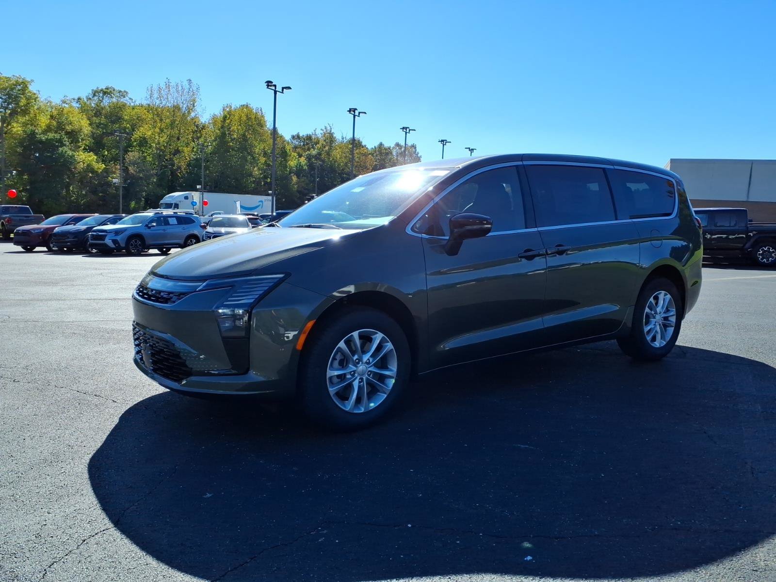 New 2027 Chrysler Pacifica Select AWD/4WD image 3