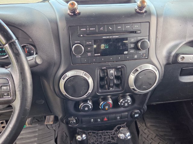 Used 2015 Jeep Wrangler Unlimited Rubicon w/ Connectivity Group AWD/4WD image 18