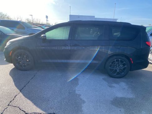 Used 2021 Chrysler Pacifica Touring w/ S Appearance Package image 9