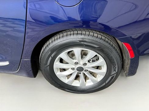 Used 2018 Chrysler Pacifica Touring-L Plus image 27