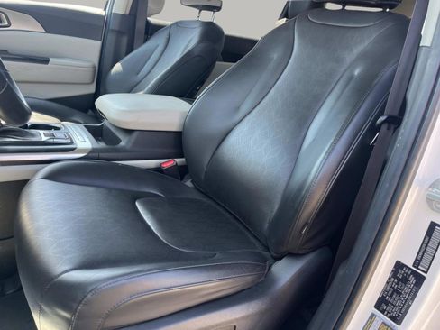 Used 2023 Kia Carnival LX FWD image 26