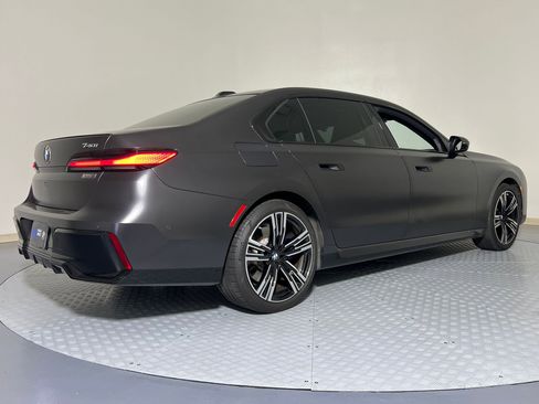 Used 2023 BMW 740i image 7