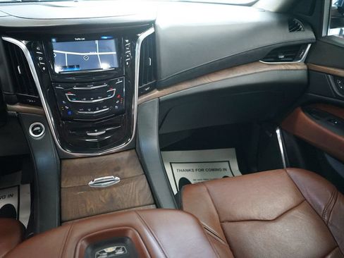 Used 2016 Cadillac Escalade Luxury AWD/4WD image 14