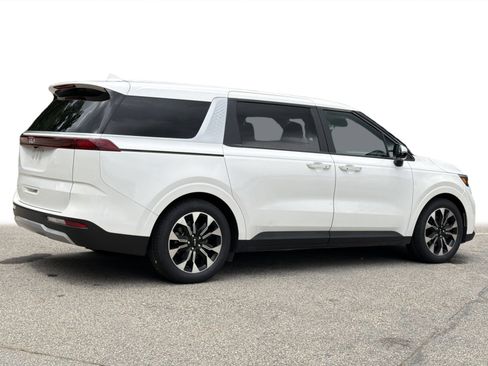 Used 2024 Kia Carnival EX FWD image 27