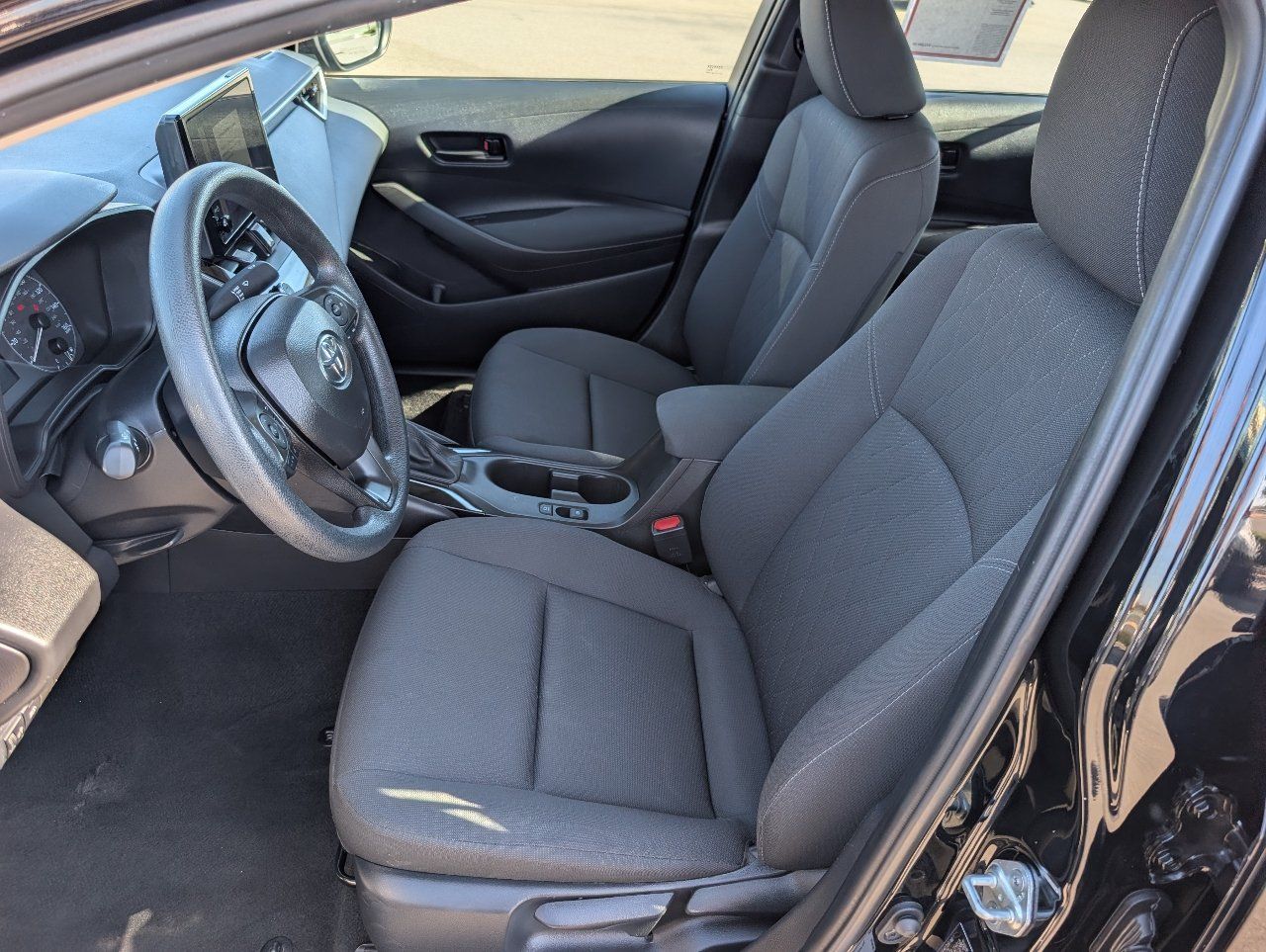 Used 2024 Toyota Corolla LE FWD image 2