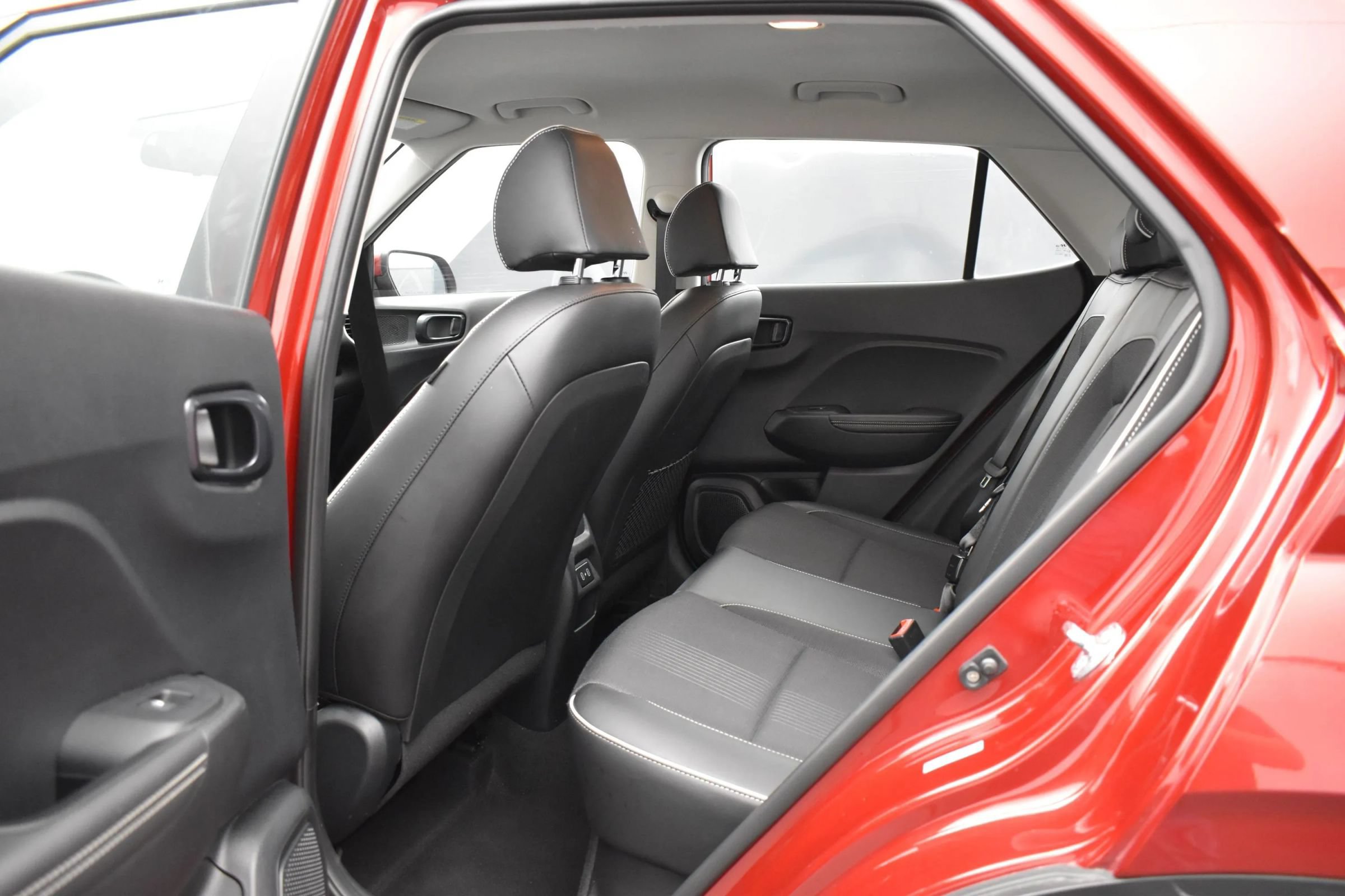 Used 2025 Hyundai Venue Limited FWD image 15