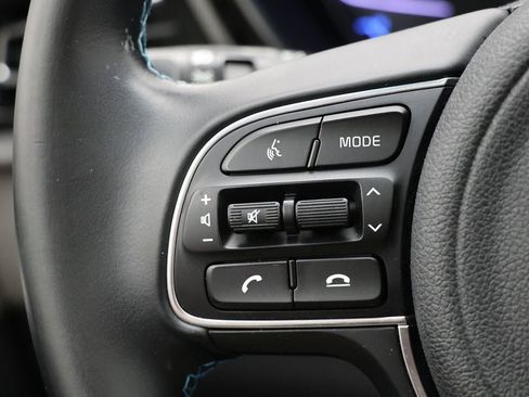 Used 2020 Kia Niro Touring image 19
