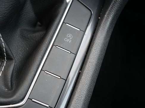 Used 2024 Volkswagen Tiguan SE image 33