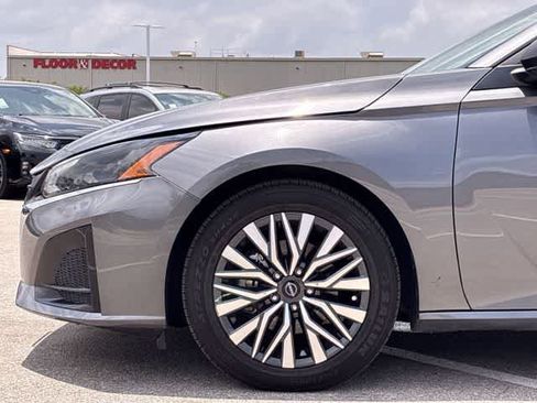 Used 2024 Nissan Altima 2.5 SV FWD image 14