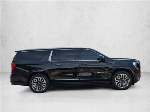 Used 2023 GMC Yukon XL Denali Ultimate AWD/4WD image 4