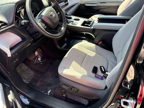 Used 2025 Toyota Sienna LE image 5