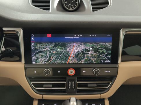 Used 2025 Porsche Macan image 28