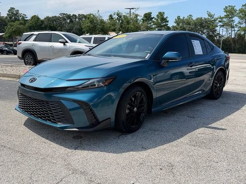 Used 2025 Toyota Camry SE w/ Convenience Package FWD image 3