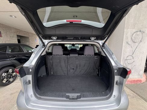 Used 2025 Toyota Highlander LE FWD image 29