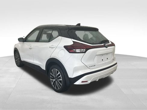 Used 2022 Nissan Kicks SV image 3