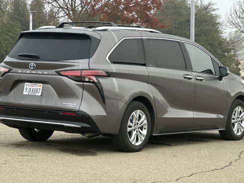 Used 2023 Toyota Sienna Platinum image 4