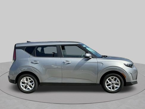 Used 2025 Kia Soul LX w/ LX Technology Package FWD image 10